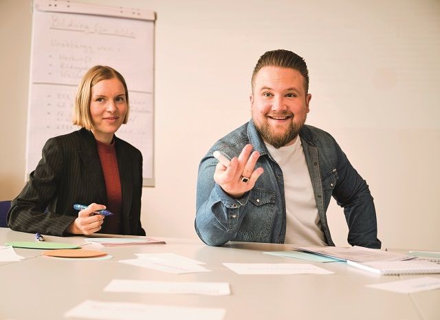 zwei Menschen, Stifte, Karteikarten,