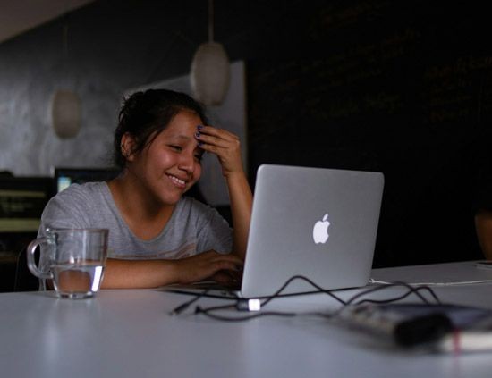Ein M&auml;dchen, das nachdenklich am ihrem Computer sitzt 