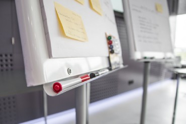 unterer Teil eines Whiteboards mit Stiften