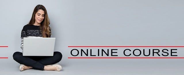 Frau im Schneidersitz vor grauer Wand mit Schriftzug: Online Course