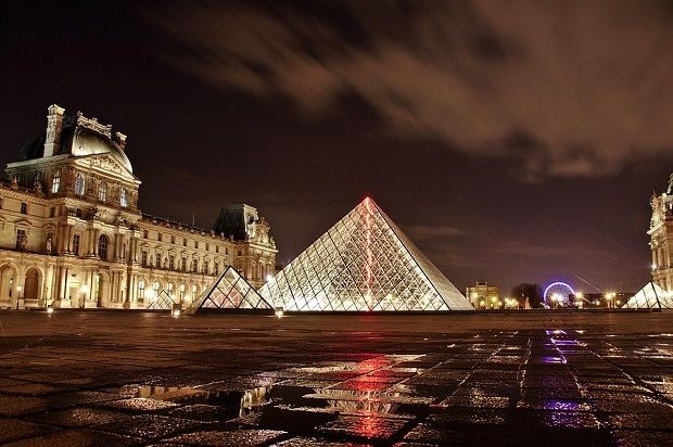 Louvre bei Nacht