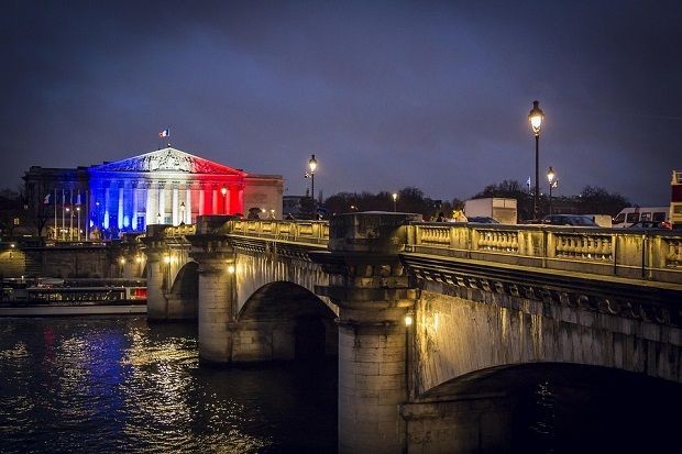 Br&uuml;cke in Frankreich und Geb&auml;ude mit Franz&ouml;sischer Flagge
