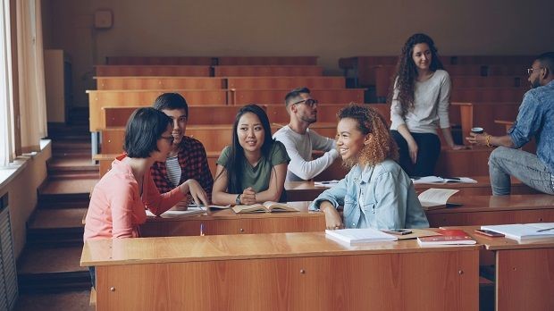 Personen unterhalten sich im Klassenzimmer