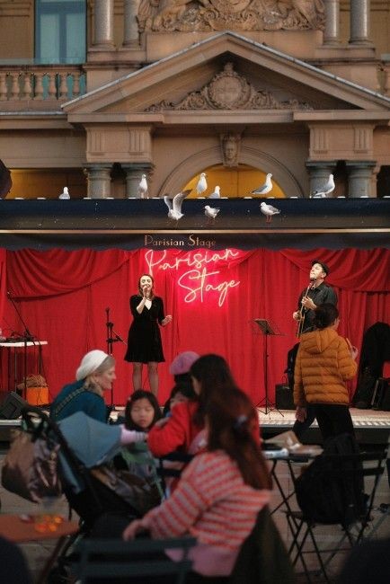 Chansons&auml;nger:innen auf kleiner B&uuml;hne mit M&ouml;wen