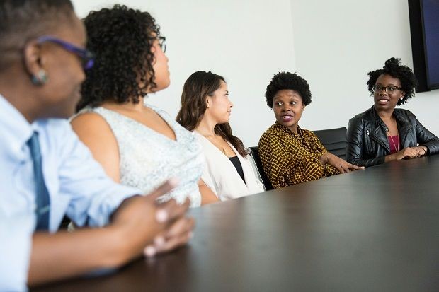 F&uuml;nf Personen unterhalten sich