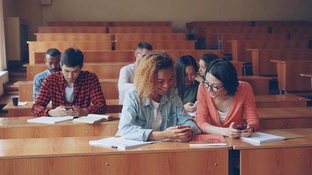 Personen im Klassenzimmer unterhalten sich