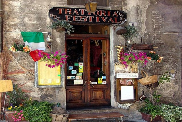 Eingang zu einem typischen italienischen Restaurant/Trattoria