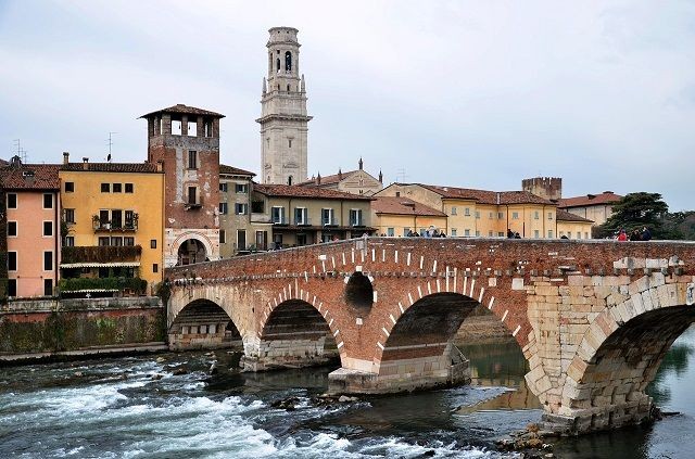Eine Steinbr&uuml;cke in Verona (Italien)