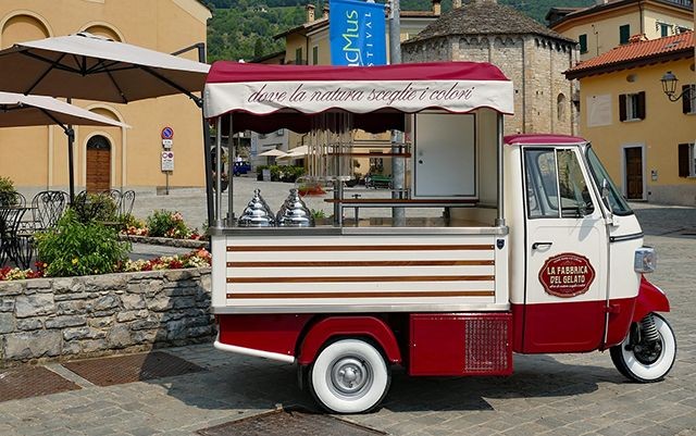 Eine italienische Ape (Dreirad) umgebaut als mobiler Eisverk&auml;ufer.