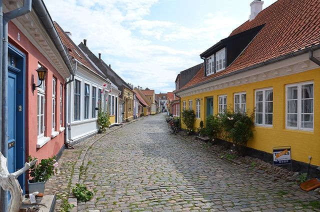 Stra&szlig;e in D&auml;nemark mit bunten H&auml;usern