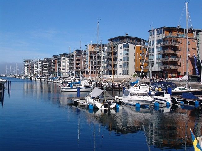 Boote in Malm&ouml; an Promenade vor modernden H&auml;usern
