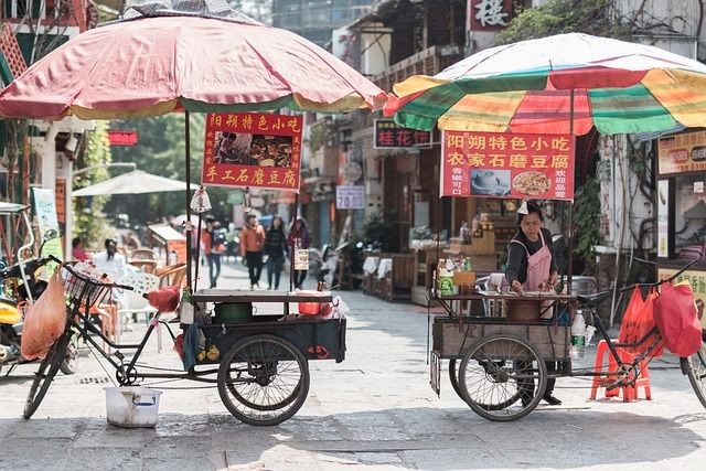 Ein Markt in China mit Verkaufsst&auml;nden 