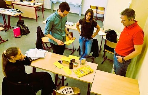Eine Lerngruppe im Klassenzimmer