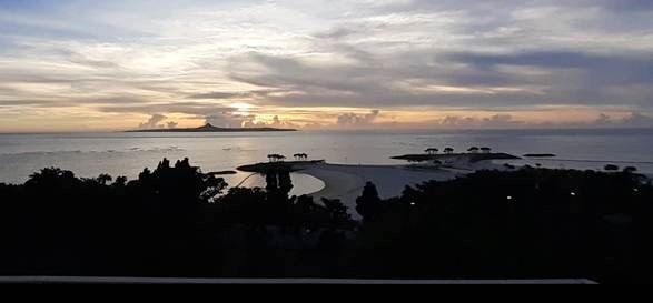 Sonnenuntergang an Lagune am Meer in Okinawa