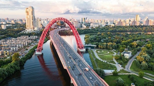 Gro&szlig;e Br&uuml;cke, Park und H&auml;user in Russland