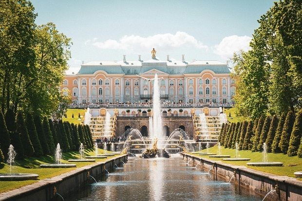 Geb&auml;ude mit Brunnen in Russland