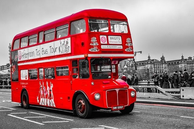 Bus auf der Stra&szlig;e in England