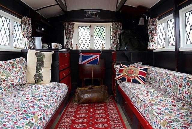 Wohnwagen mit Kissen mit englischen Mustern