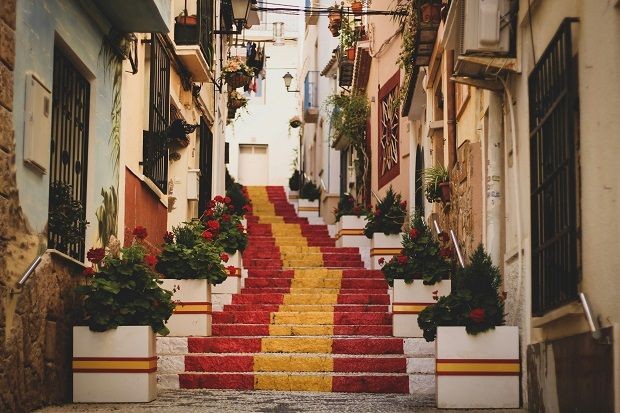 Gasse mit Treppe in Calp, Spanien