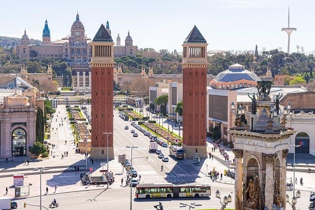 Gro&szlig;e Stra&szlig;e und Geb&auml;ude in Barcelona, Spanien