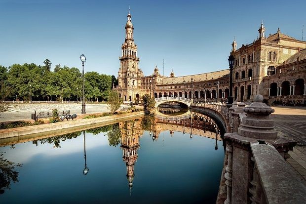 Fluss und Geb&auml;ude in Sevilla