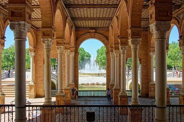 S&auml;ulenhalle (Spanien) im Hintergrund ein gro&szlig;er Springbrunnen