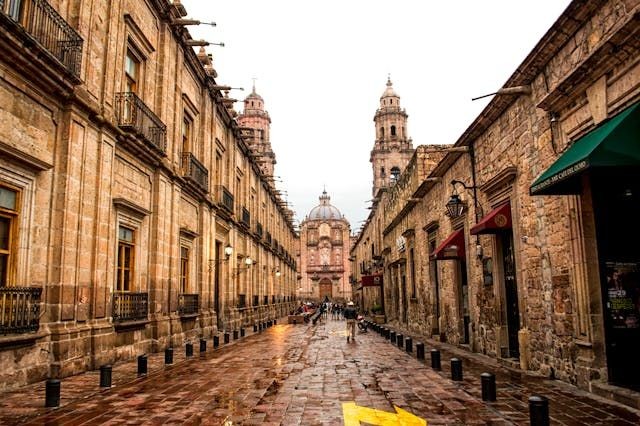 Eine Stra&szlig;e mit alten Geb&auml;uden in der Altstadt in Morelia, Mexico
