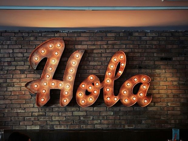 Lichtschriftzug "Hola"