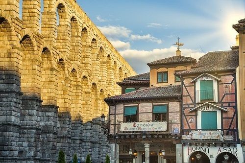 R&ouml;misches Aqu&auml;dukt und das ber&uuml;hmte Restaurant Meson de Candido in Segovia, Kastilien und Leon, Spanien 