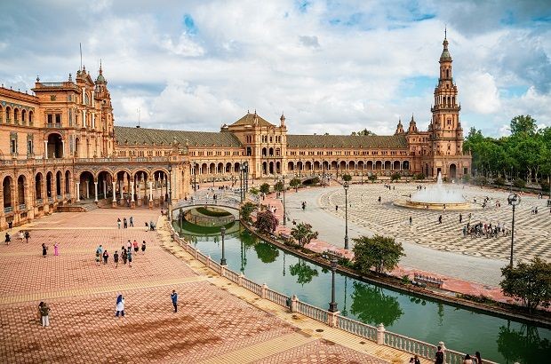 Fluss, Br&uuml;cke und Geb&auml;ude in Sevilla