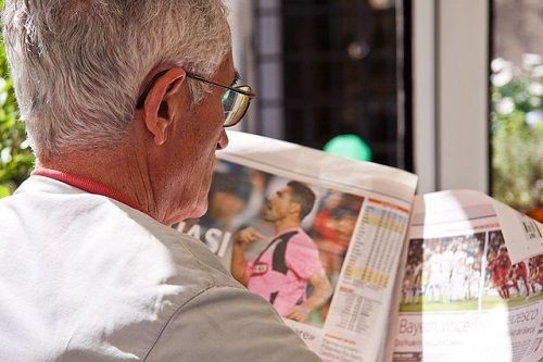&auml;lterer Mann liest eine spanische Sportzeitung