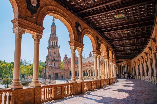 Tunnel mit S&auml;ulen und Geb&auml;ude in Sevilla