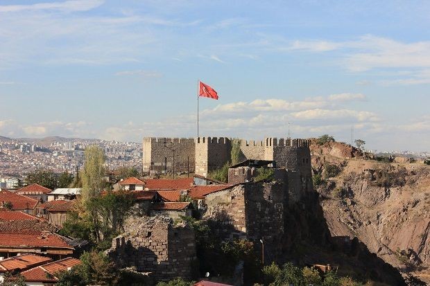 Burg mit t&uuml;rkischer Fahne und H&auml;user in Ankara, T&uuml;rkei