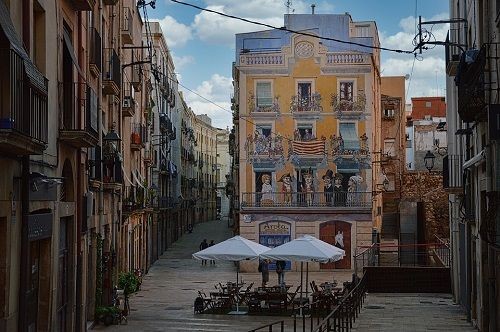 ein altes spanisches Stadtviertel, mit einem riesigen Fresko an der Seite eines Geb&auml;udes im Zentrum