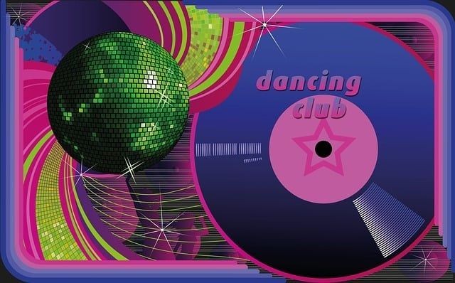 Discokugel und Vinylplatte mit Aufschrift Dancing Club