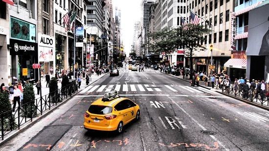 Gelbes New York Taxi mit Strassenzug
