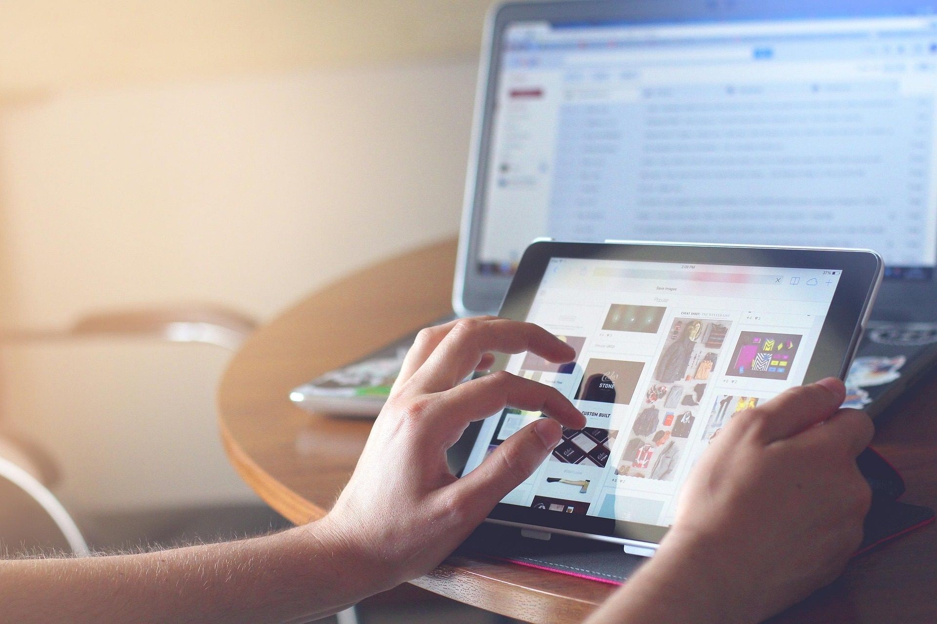 Tablet und PC wird von menschlichen H&auml;nden bedient