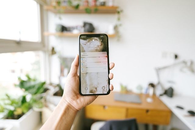 Eine Frau schaut auf ihr Smartphone