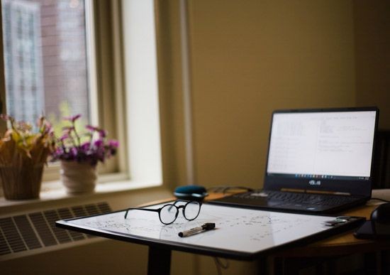 Ein Computer auf einem Tisch 