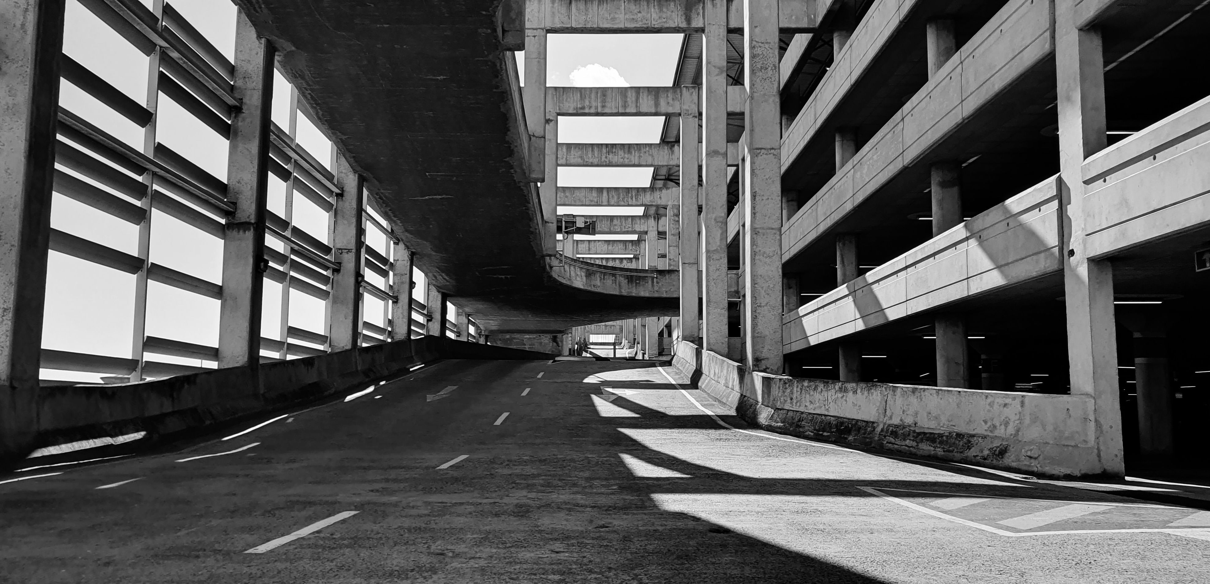 Parkhausauffahrt in schwarz-wei&szlig;