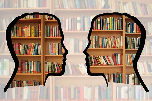zwei transparente K&ouml;pfe mit B&uuml;cherregal
