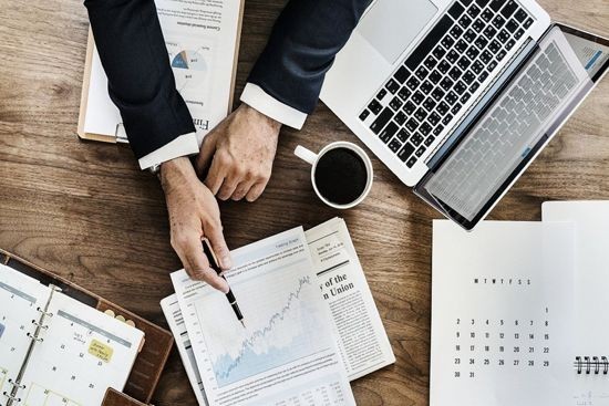 Verschiedene Arbeitsmaterialien auf einem Tisch 