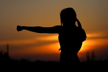 Eine Person die eine Wing Chun Kung-Fu &Uuml;bung ausf&uuml;hrt.