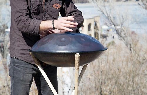 Mann spielt Handpan