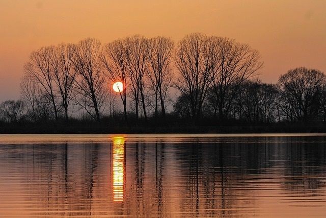 Sonnenuntergang am See im Herbst