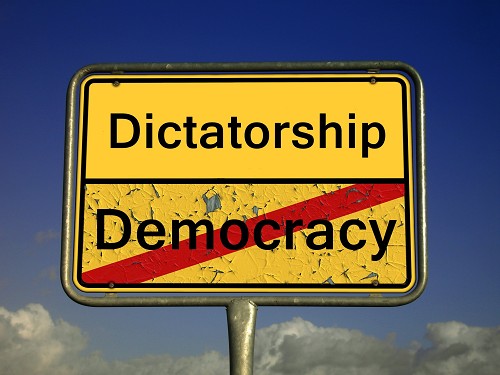 Demokratie durchgestrichen dar&uuml;ber Diktatur