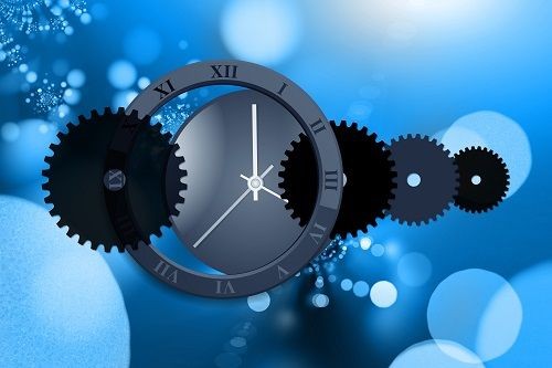 Blauer Hintergrund, Uhr mit Getriebe und Zahnr&auml;der