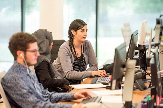 Drei Leute die im B&uuml;ro am Computer arbeiten