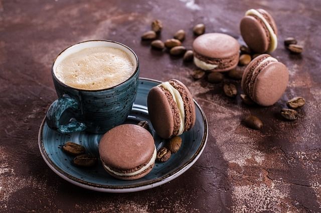 Tasse Kaffee mit Macarons