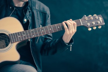 Mann spielt Gitarre